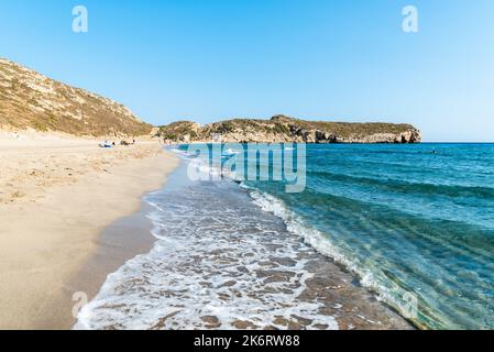 Patara Strand in Antalya Provinz der Türkei. Der herrliche, 18 km lange Sandstrand ist von großen Sanddünen umgeben. Ansicht mit einer nicht identifizierbaren Zahl von Stockfoto