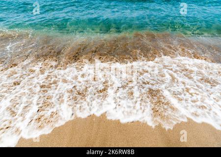 Am Strand von Patara in der türkischen Provinz Antalya plätschern sanft Wellen gegen die Küste. Stockfoto