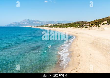 Patara Strand in Antalya Provinz der Türkei. Der herrliche, 18 km lange Sandstrand ist von großen Sanddünen umgeben. Stockfoto