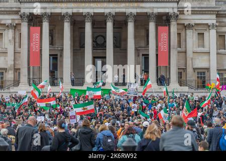 London, Großbritannien. Oktober 2022. Eine große Menschenmenge versammelt sich vor der National Gallery am Trafalgar Square, London, zu einem Protest, der von der iranischen Diaspora organisiert wird. Demonstranten schwenken vorrevolutionäre iranische Flaggen und halten Schilder, die zu politischem Wandel und Menschenrechten aufrufen. Iranische Staatsangehörige und Unterstützer versammeln sich auf dem Trafalgar Square, um gegen das iranische Regime und die Ermordung der 22-jährigen iranischen Frau Mahsa Amini zu protestieren, die von der iranischen Moralpolizei verhaftet und getötet wurde. Penelope Barritt/Alamy Live News Stockfoto