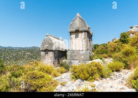 Zwei lykische Sarkophaggräber in der Nähe des Dorfes Kalekoy in der Region Kekova in der türkischen Provinz Antalya. Stockfoto