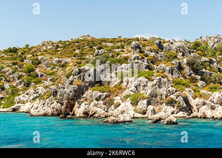 Mittelmeerküste Kekova Region von Antalya Provinz der Türkei, mit lykischen Gräbern. Stockfoto