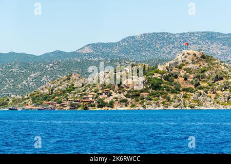 Das Dorf Kalekoy an der Mittelmeerküste im Bezirk Demre in der türkischen Provinz Antalya. Das Dorf ist nur mit dem Boot A erreichbar Stockfoto