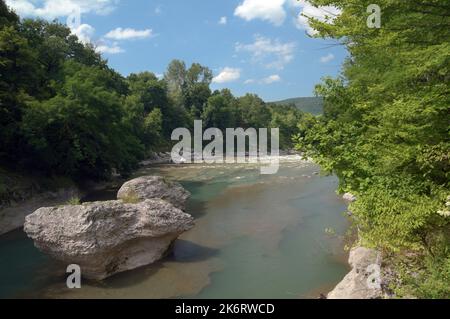 Felsenufer des Flusses Belaya in Adygea, Russland Stockfoto