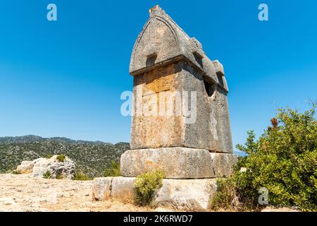 Lykisches Sarkophaggrab in der Nähe des Dorfes Kalekoy in der Kekova-Region der türkischen Provinz Antalya. Stockfoto