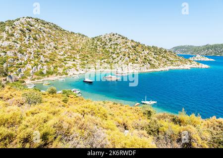 Ansicht der Hamidiye Bay in Kekova in der Provinz Antalya in der Türkei, mit Tourenbooten. Die Bucht hat eine historische Eigenschaft als Hamidiye Battle Cruiser, wh Stockfoto