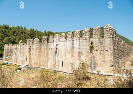 Historisches Alara han, ein Karawanserei-Gasthaus aus dem 13.. Jahrhundert in der Nähe von Alanya, Türkei. Das Gebäude stammt aus dem Jahr 1231. Außenansicht im Sommer. Stockfoto