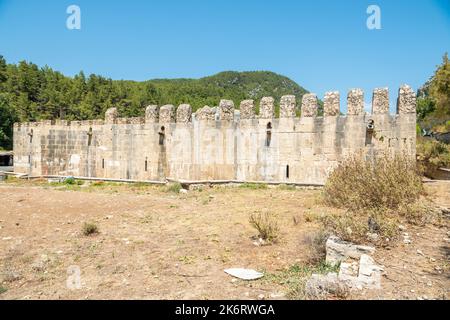 Historisches Alara han, ein Karawanserei-Gasthaus aus dem 13.. Jahrhundert in der Nähe von Alanya, Türkei. Das Gebäude stammt aus dem Jahr 1231. Außenansicht im Sommer. Stockfoto