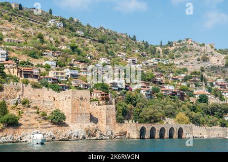 Blick auf die Küste in Alanya, Türkei. Blick mit Steinbögen der mittelalterlichen Tersane-Werft. Tersane stammt aus dem Jahr 1221 und ist das einzige in Seldschuken gebaute Shi Stockfoto