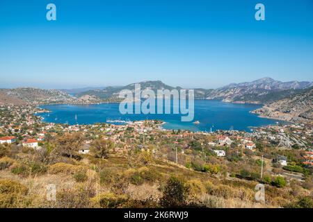 Blick über das Dorf Selimiye in der Nähe der Kurstadt Marmaris auf der Halbinsel Bozburun in der türkischen Provinz Mugla. Blick im Oktober 2021. Stockfoto