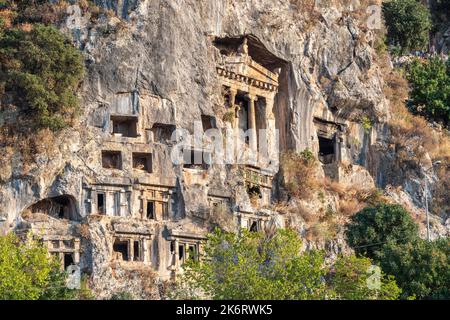 Felsgräber, die in die steilen Hänge der südlichen Hügel der Stadt Fethiye an der Mittelmeerküste der Türkei gehauen wurden. Stockfoto