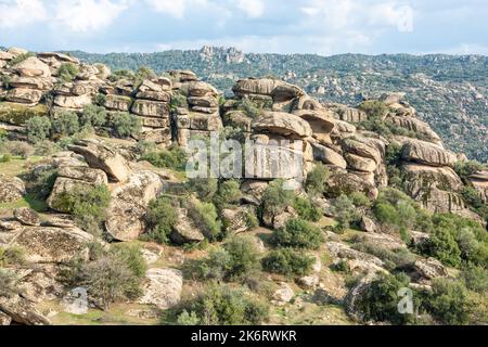 Bergige Landschaft im Cine-Tal in der türkischen Provinz Aydin, mit Felsbrocken übereinander gestapelt. Stockfoto