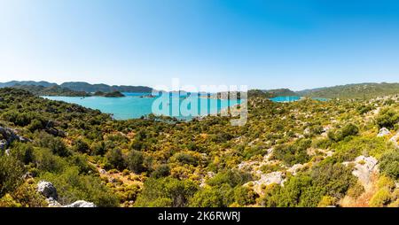 Blick auf die Ucagiz Bay in Richtung Kekova Island, in der türkischen Provinz Antalya. Stockfoto