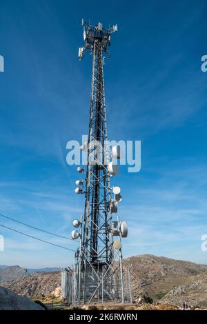 Telekommunikationsturm inmitten einer bergigen Landschaft. Stockfoto