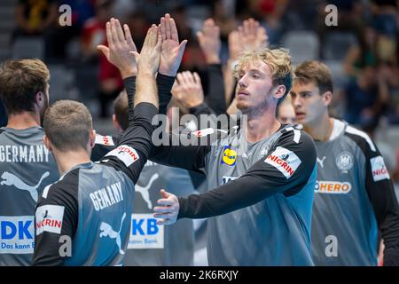 15. Oktober 2022, Spanien, Jaén: Handball: EHF Euro Cup, Spanien - Deutschland, Matchday 2. Till Klimpke (HSG Wetzlar) hat vor dem Anpfiff mit seinen Teamkollegen ein Fünftel erreicht. Foto: Sascha Klahn/dpa Kredit: dpa picture Alliance/Alamy Live News Stockfoto