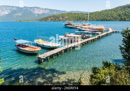 Camli, Mugla, Türkei – 22. April 2021. Pier im Dorf Camli mit Booten zur Insel Kleopatra im Golf von Gokova, in der Provinz Mugla in Tur Stockfoto