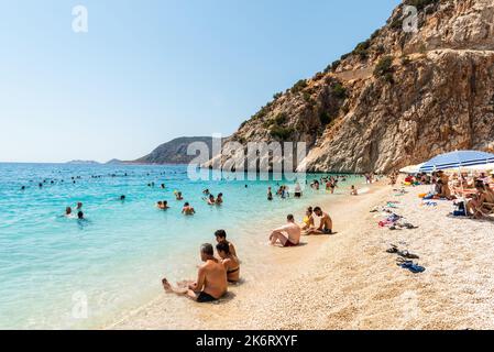 Kalkan, Antalya, Türkei – 13. August 2021. Kaputas Strand in der Nähe von Kalkan Resort Stadt der Provinz Antalya in der Türkei. Die sandige kleine Bucht von Kaputas ist ein Naturhafen Stockfoto