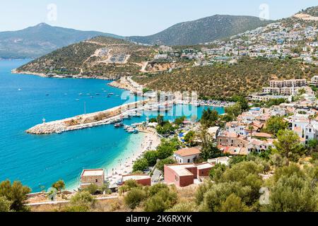 Kalkan, Antalya, Türkei – 13. August 2021. Blick über die Innenstadt von Kalkan an der Mittelmeerküste in der türkischen Provinz Antalya. Stockfoto