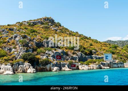 Hamidiye, Antalya, Türkei – 14. August 2021. Hamidiye Bay in Kekova Region, Provinz Antalya der Türkei, mit türkischen Fahnen und Texten „Hamidiye“ und Stockfoto