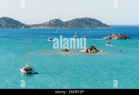 Kaleucagiz, Antalya, Türkei – 15. August 2021. Blick auf das Mittelmeer in der Kekova-Region der türkischen Provinz Antalya in Richtung Aquarium Koyu Bay und Kek Stockfoto