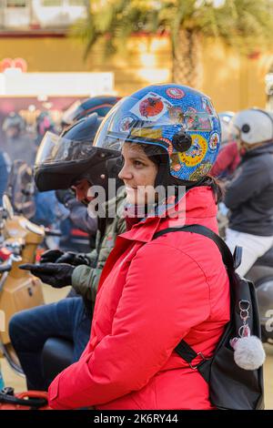 Arahal, Sevilla.Spanien. 15. Oktober 2022. Im Oktober findet in Arahal (Sevilla) das "El Avispero" (Wespennest) statt. Ein Treffen von Vespa Scooter Enthusias Stockfoto