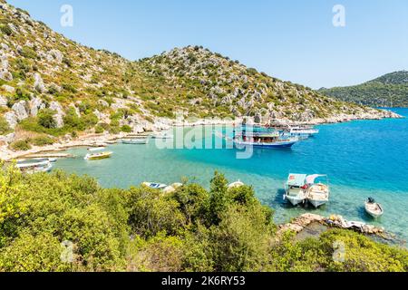 Hamidiye, Antalya, Türkei – 15. August 2021. Ansicht der Hamidiye Bay in Kekova in der Provinz Antalya in der Türkei, mit Tourenbooten. Die Bucht hat einen Nebel Stockfoto