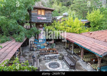 Olympos, Antalya, Türkei – 16. August 2021. Der Innenhof des Kadir’s Tree Houses Hostels in Olympos in der Provinz Antalya in der Türkei. Stockfoto