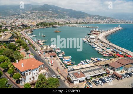 Alanya, Türkei – 18. August 2021. Blick über den Hafen von Alanya, Türkei. Blick auf Wohngebäude, Gewerbeimmobilien, Boote und Autos. Stockfoto