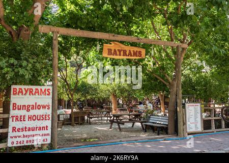 Olympos, Antalya, Türkei – 16. August 2021. Eintritt in Bayram’s Tree Houses Hostel in Olympos in der Provinz Antalya in der Türkei. Stockfoto