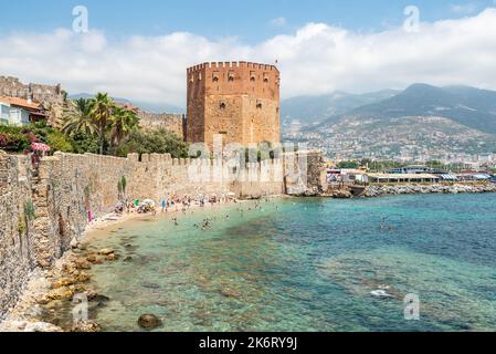 Alanya, Türkei – 18. August 2021. Blick auf die alten Hafenmauern und den Roten Turm in Alanya, Türkei. Der fünfstöckige achteckige Verteidigungsturm wurde errichtet Stockfoto