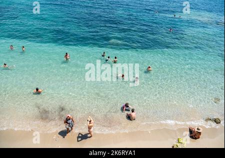 Alanya, Türkei – 18. August 2021. Blick über den Strand von Tersane in Alanya, Türkei. Blick mit Menschen im Sommer. Stockfoto