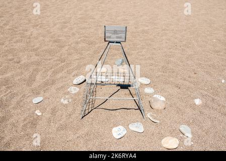 Cirali, Antalya, Türkei – 17. August 2021. Nestkäfig zum Schutz der Eier der Loggerhead-Meeresschildkröte (Caretta caretta) am Strand von Cirali in der Provinz Antalya Stockfoto