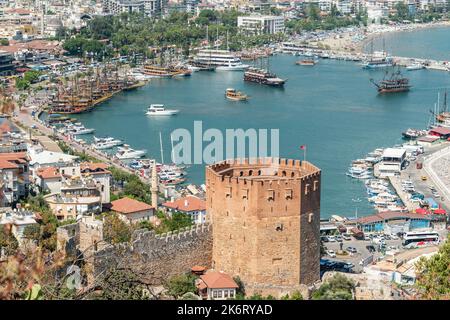 Alanya, Türkei – 18. August 2021. Blick über den Hafen und den Roten Turm (Kizil Kule) von Alanya, Türkei. Blick auf Wohngebäude, Geschäftsgebäude Stockfoto