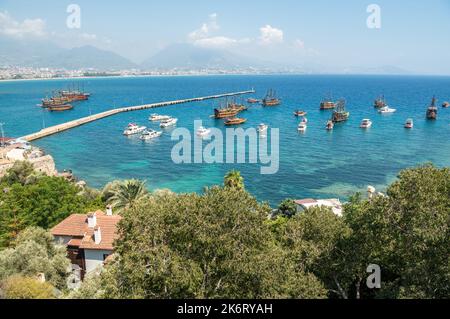 Alanya, Türkei – 18. August 2021. Blick auf den Hafen von Alanya mit touristischen Kreuzfahrtbooten, im Sommer. Stockfoto