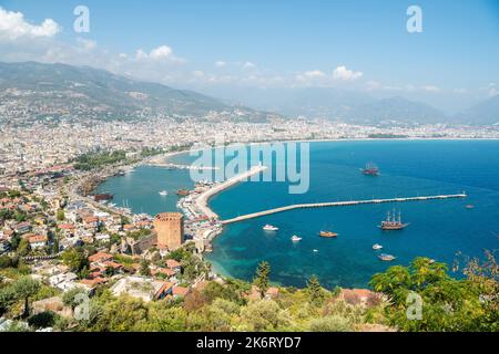 Alanya, Türkei – 18. August 2021. Luftaufnahme über Alanya Resort Stadt an der Mittelmeerküste der Türkei. Stockfoto