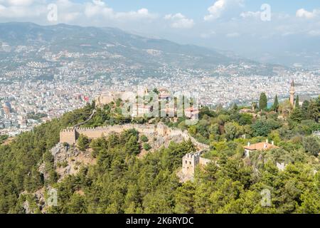 Alanya, Türkei – 18. August 2021. Blick auf das Ehmedek-Viertel der Burg von Alanya in der Türkei. Ehmedek war das türkische Viertel während der osmanischen und seldschukischen Zeit Stockfoto