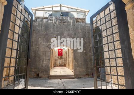 Alanya, Türkei – 20. August 2021. Eingang zum historischen Alara han, einem Gasthaus aus dem 13.. Jahrhundert in der Nähe von Alanya, Türkei. Das Gebäude stammt aus dem Jahr 123 Stockfoto