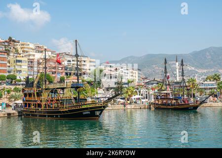 Alanya, Türkei – 19. August 2021. Iskele Waterfront in Alanya, Türkei. Aussicht mit Kreuzfahrtbooten, Wohngebäuden, Gewerbeimmobilien und Menschen Stockfoto