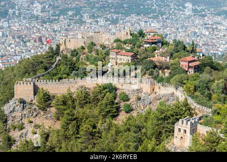 Alanya, Türkei – 18. August 2021. Blick auf das Ehmedek-Viertel der Burg von Alanya in der Türkei. Ehmedek war das türkische Viertel während der osmanischen und seldschukischen Zeit Stockfoto