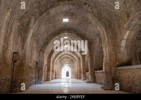 Alanya, Türkei – 20. August 2021. Innenansicht des historischen Alara han, einer Karawanserei aus dem 13.. Jahrhundert in der Nähe von Alanya, Türkei. Das Gebäude stammt aus Stockfoto