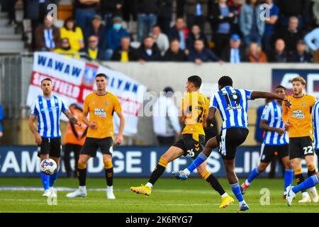 Tireeq Bakinson (19 am Sheffield Wednesday) dreht während des Sky Bet League 1-Spiels zwischen Cambridge United und Sheffield am Mittwoch im R Costings Abbey Stadium, Cambridge am Samstag, dem 15.. Oktober 2022. (Kredit: Kevin Hodgson | MI News) Kredit: MI Nachrichten & Sport /Alamy Live News Stockfoto