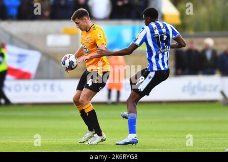 Tireeq Bakinson (19 n Sheffield Wednesday) fordert Paul Digby (4 Cambridge United) während des Spiels der Sky Bet League 1 zwischen Cambridge United und Sheffield am Mittwoch im R Costings Abbey Stadium, Cambridge, am Samstag, dem 15.. Oktober 2022, heraus. (Kredit: Kevin Hodgson | MI News) Kredit: MI Nachrichten & Sport /Alamy Live News Stockfoto