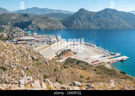 Bozburun, Mugla, Türkei – 7. November 2021. Blick über die Werft und das Trockendock der TUM-Tour und die DSV Yatcilik Marina in der Siedlung Bozburun bei Marmaris Resor Stockfoto