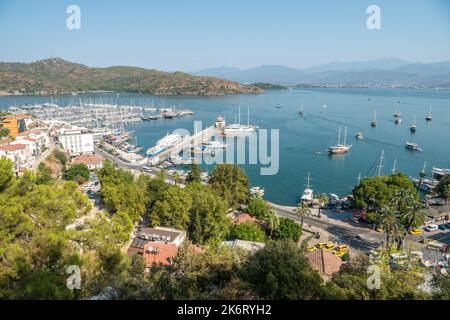 Fethiye, Türkei – 22. August 2021. Blick auf den Hafen in Fethiye Stadt in der Provinz Mugla in der Türkei. Blick auf Wohngebäude, kommerziell Stockfoto