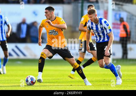 Llyod Jones (6 Cambridge United) wurde von Michael Smith (24 Sheffield Wednesday) während des Spiels der Sky Bet League 1 zwischen Cambridge United und Sheffield am Mittwoch im R Costings Abbey Stadium, Cambridge, am Samstag, dem 15.. Oktober 2022, herausgefordert. (Kredit: Kevin Hodgson | MI News) Kredit: MI Nachrichten & Sport /Alamy Live News Stockfoto