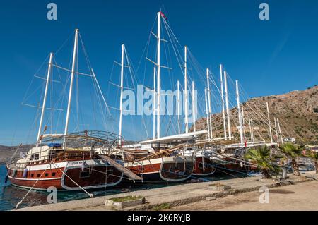 Bozburun, Mugla, Türkei – 7. November 2021. Gulet-Boote vertäuten an der Küste in der Siedlung Bozburun in der Nähe der Kurstadt Marmaris in der Provinz Mugla Stockfoto