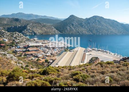 Bozburun, Mugla, Türkei – 7. November 2021. Blick über die Werft und das Trockendock der TUM-Tour und die DSV Yatcilik Marina in der Siedlung Bozburun bei Marmaris Resor Stockfoto