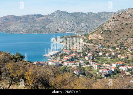 Bozburun, Mugla, Türkei – 7. November 2021. Blick über das Dorf Bozburun in der Nähe des Kurortes Marmaris in der türkischen Provinz Mugla. Blick auf Wohnviertel BU Stockfoto