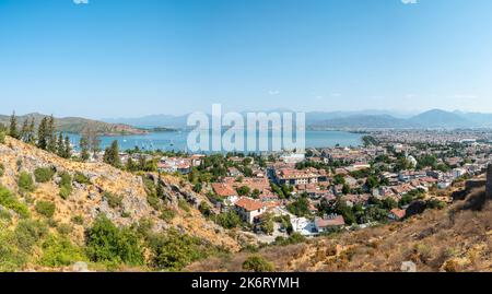 Fethiye, Türkei – 22. August 2021. Blick über Fethiye in der türkischen Provinz Mugla. Blick auf Wohngebäude und Gewerbeimmobilien. Stockfoto