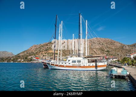 Bozburun, Mugla, Türkei – 7. November 2021. Gulet-Boote vertäuten an der Küste in der Siedlung Bozburun in der Nähe der Kurstadt Marmaris in der Provinz Mugla Stockfoto